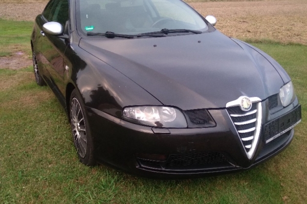 Sprzedam samochód marki Alfa Romeo GT 19 JTD 16 V z 2006 roku zaprojektowane przez firmę Disegno Bertone .